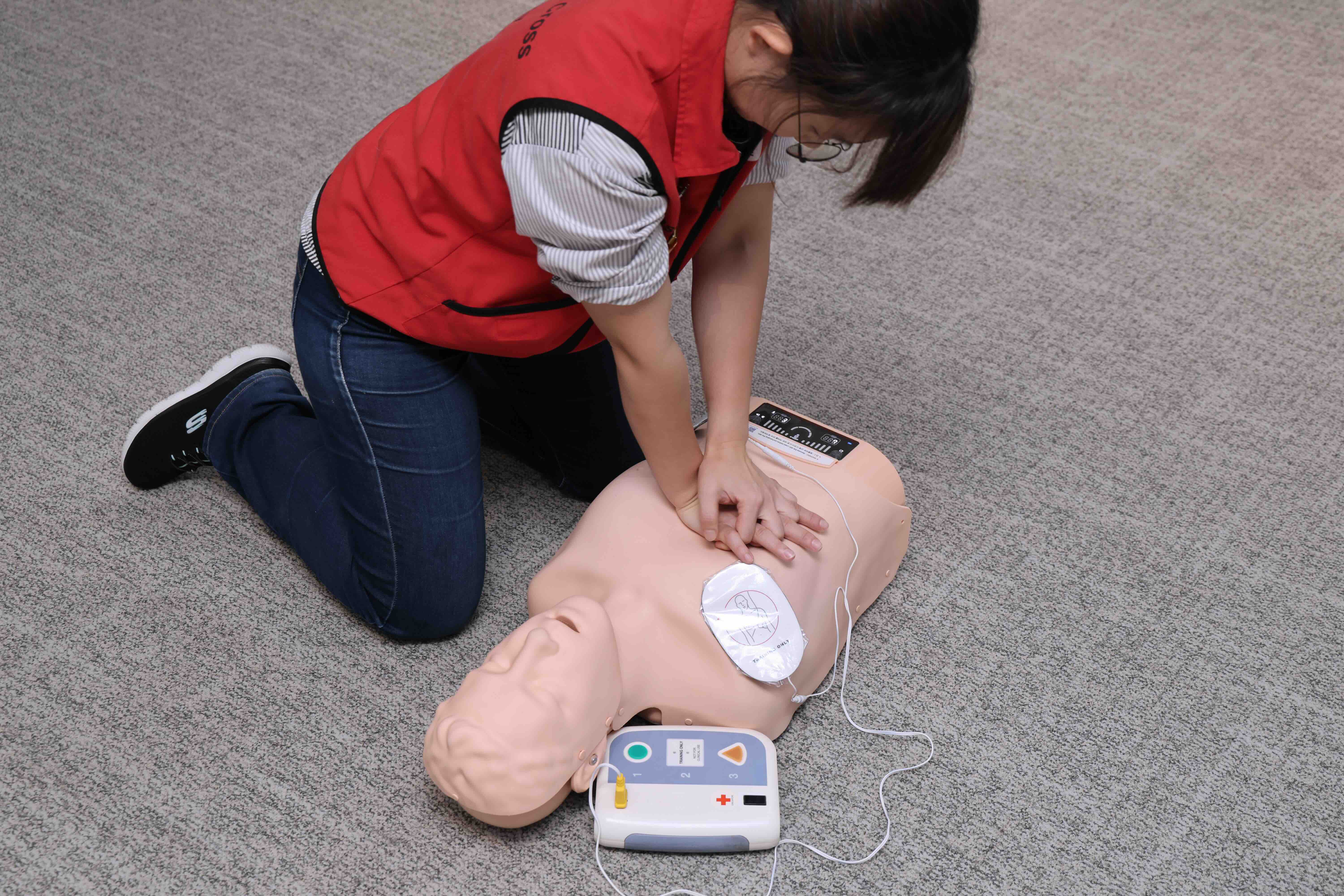 新加坡红十字会学院急救与复苏培训中心高级副讲师林敏思示范心肺复苏法（Cardiopulmonary Resuscitation, 简称CPR）的胸部按压（Chest Compression）。实施胸部按压时，双臂伸直并锁定，肩膀对准伤者按压点正上方。